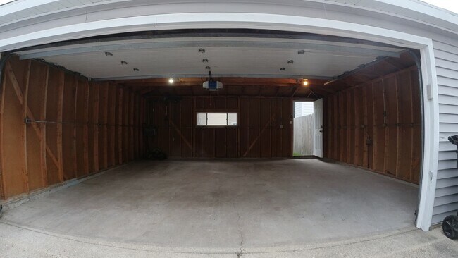 Building Photo - 4219 N Albany Ave