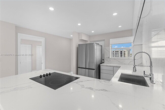 Building Photo - 1331 Lincoln Rd