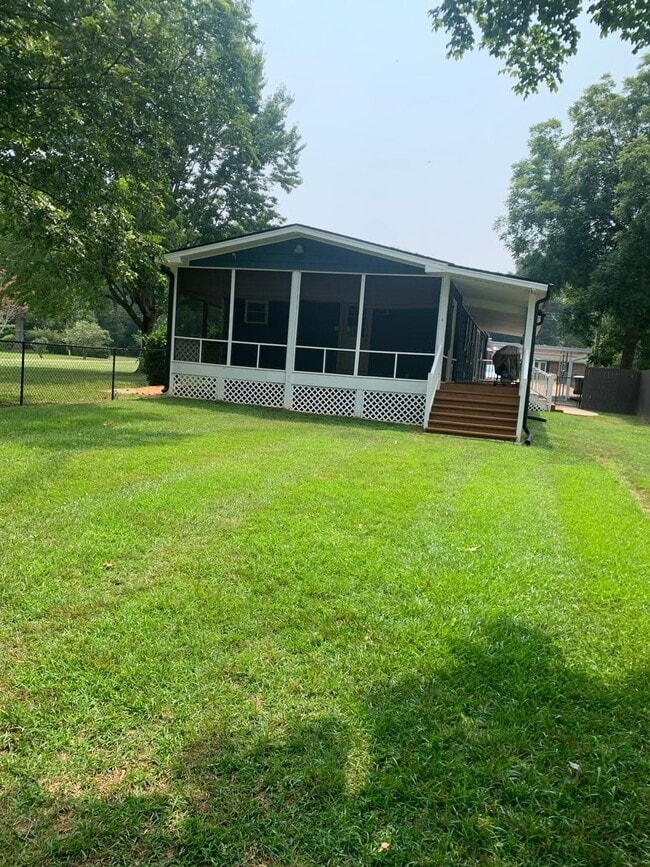 Building Photo - 3 bedroom 2 bath on High Rock Lake