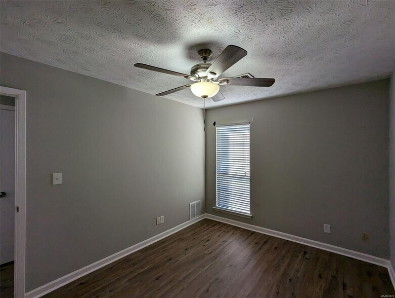 Building Photo - 536 Hollow Wood Rd