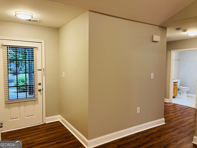 Building Photo - 5750 Crest Hill Dr NE