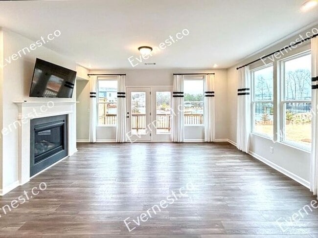Building Photo - Spacious & Bright 3-Bedroom Townhome with ...