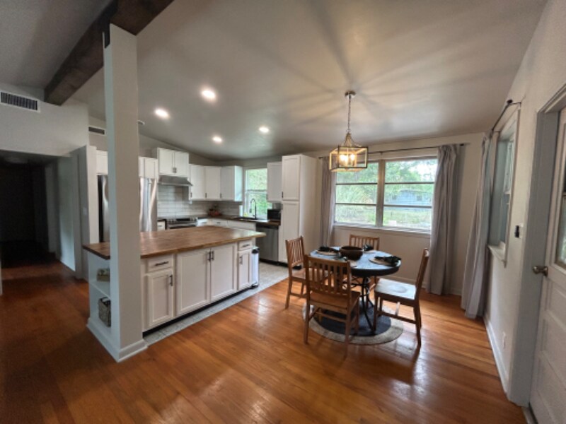 Building Photo - 7424 Roslyn Rd