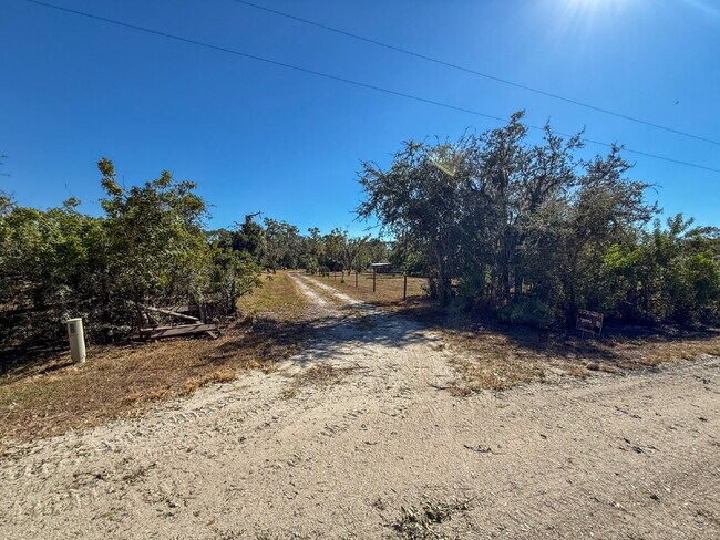 Building Photo - COUNTRY LIVING ON 5 ACRES WITH 3 BED, 3 BA...