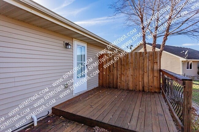 Building Photo - 738 NE Spring St