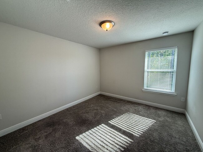 Building Photo - 4 Bedroom 2.5 Bath Home in Nautical Landin...