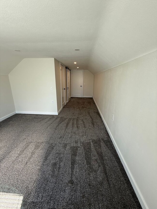 Building Photo - Newly Remodeled 3 Bed/2 Bath in North Bend