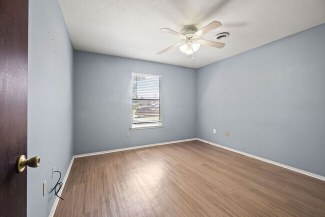 Building Photo - Cute Townhome
