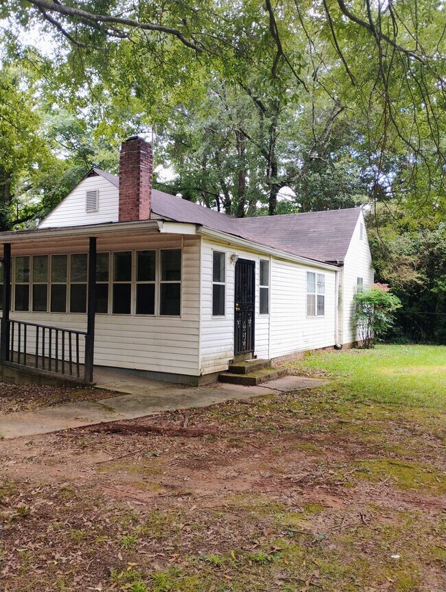Primary Photo - Must See Huge 5 Bedroom/3 Bathroom Home Fo...