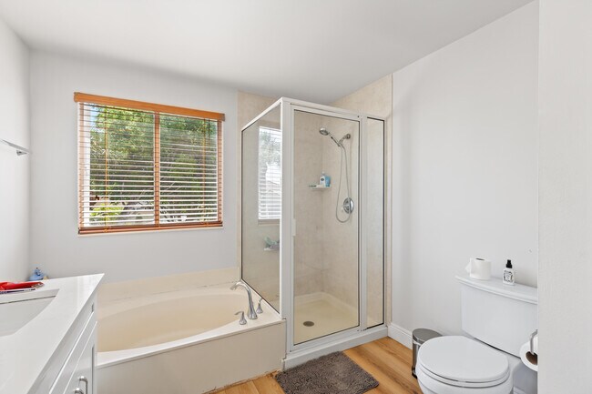 Building Photo - 6805 NW 75th Ct