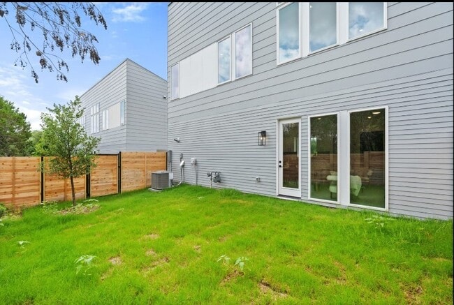 Building Photo - 401 N Bluff Dr