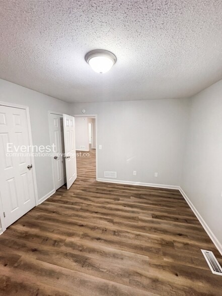 Building Photo - 711 W Creek Cir