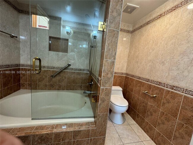 Building Photo - 2555 Collins Ave