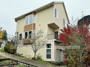 Building Photo - 3340 SW 12th Ave