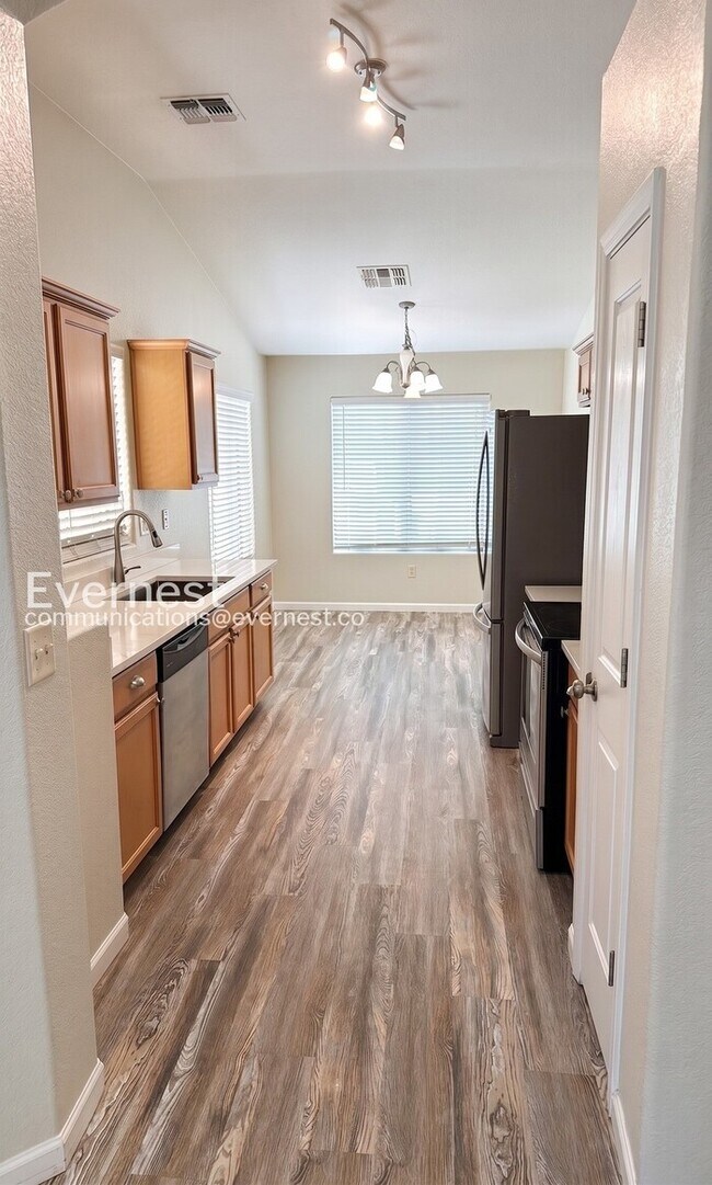 Building Photo - 2 Bed/2 Bath Home with Fenced Yard & Garage / Available Now!
