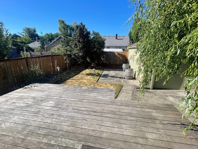 Building Photo - Stunning 3 bedroom/ 2 bath Victorian 2 sto...