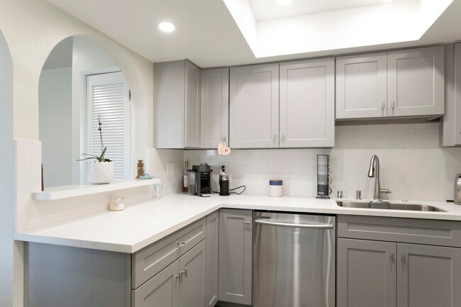 Building Photo - 1148 San Rafael Ave