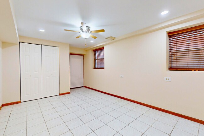 Building Photo - 4744 N Hermitage Ave