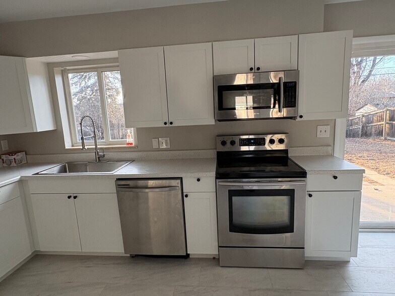 Building Photo - 3061 S Wolff St