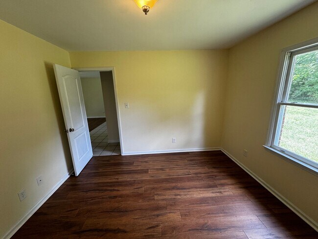 Building Photo - 2115 Cameo Dr