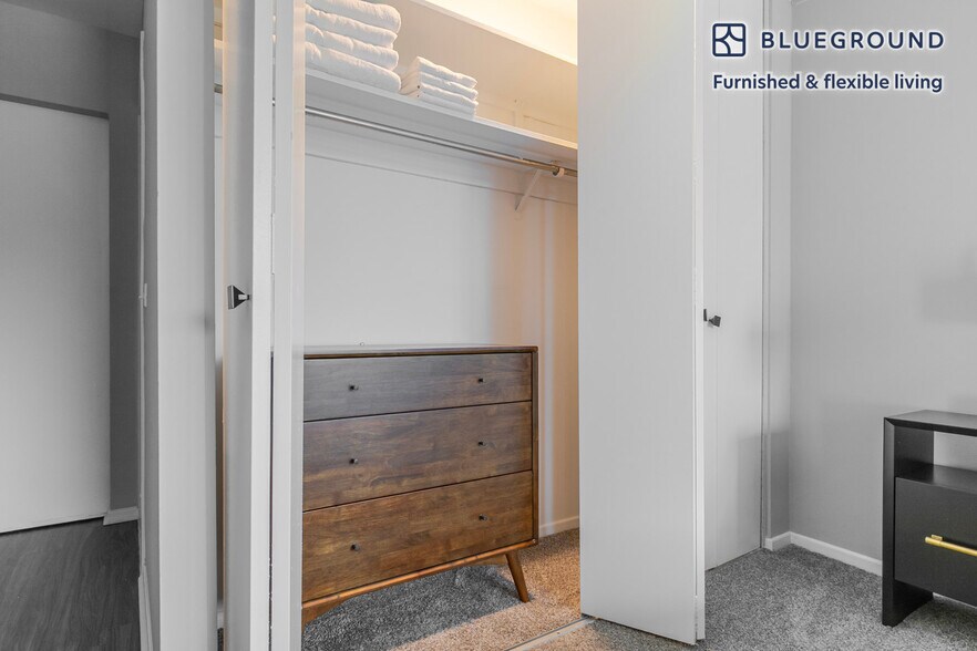 Building Photo - 3450 N Lake Shore Dr