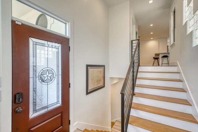 Building Photo - 3305 Close Call