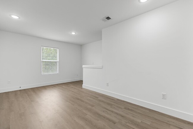 Building Photo - "Discover Comfort & Convenience: Spacious ...