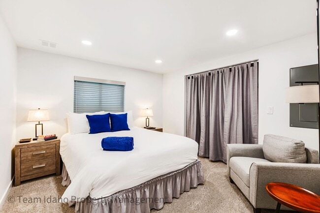 Building Photo - BRAND NEW! Fully furnished and stocked Single Level Home...Easy & Beautiful Living with a stunnin...