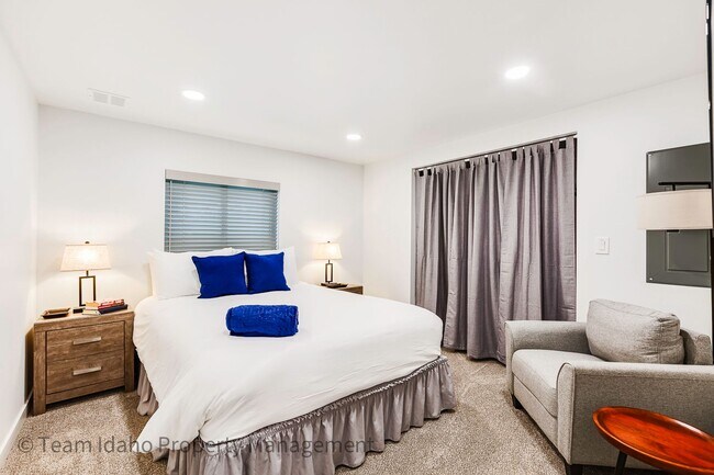 Building Photo - Fully furnished and stocked Single Level H...
