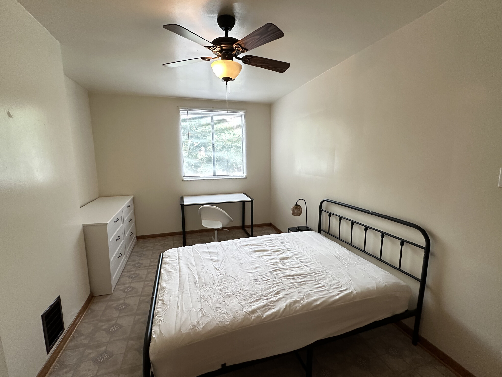 Building Photo - 10 Oakland Sq