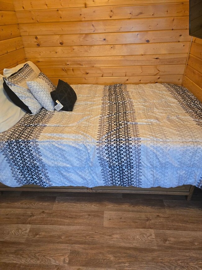 Building Photo - Fully furnished long term rental