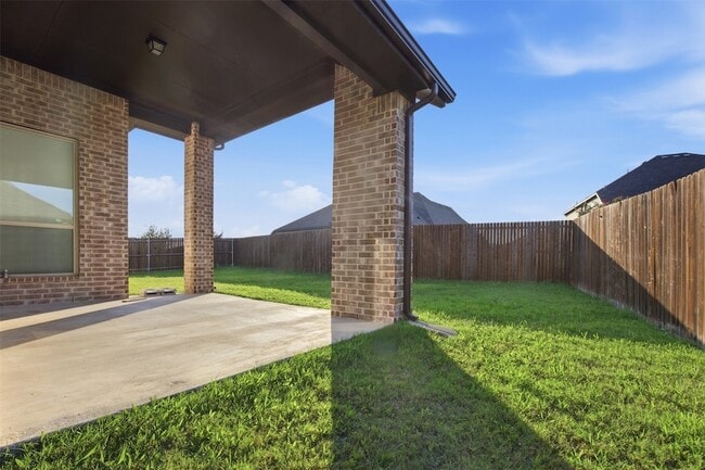 Building Photo - 208 Sequoia Dr