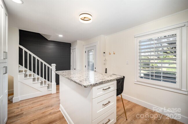 Building Photo - 4611 Hedgemore Dr