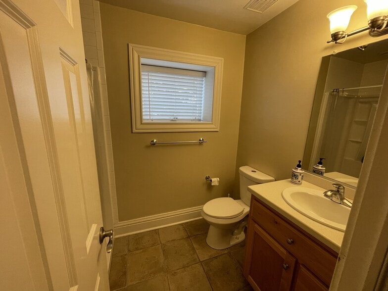 Building Photo - 3840 Bay Oaks Pl