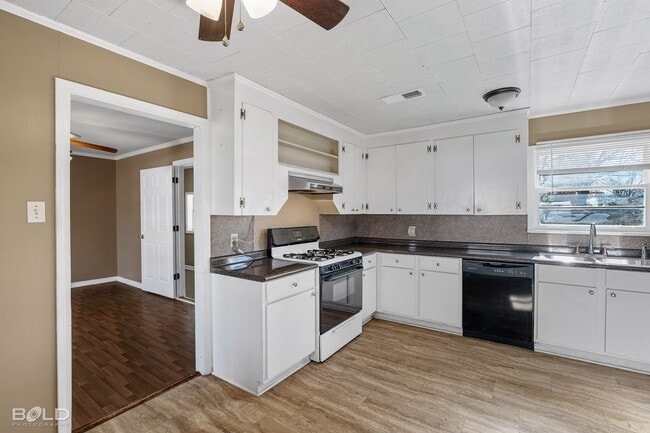 Building Photo - 3 bedroom 1 bath Southern Charm