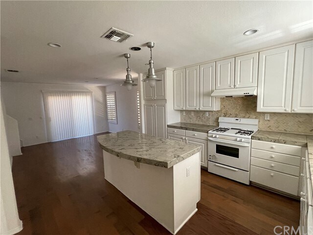 Building Photo - 1757 E Flora St