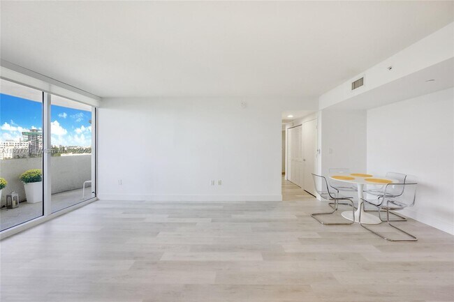 Building Photo - 19501 W Country Club Dr