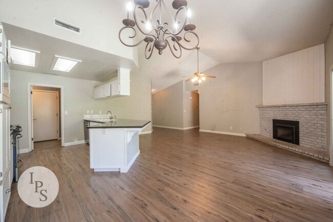 Building Photo - North Fresno Home, 3BR/2BA, Built 1991 – w...