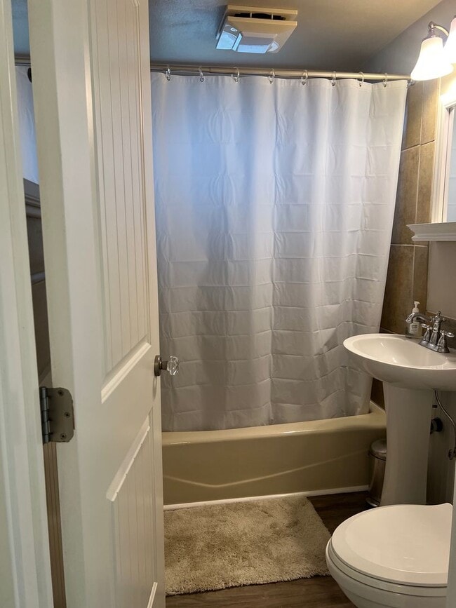 Building Photo - Renton 2 bedroom 1 bath home available now!