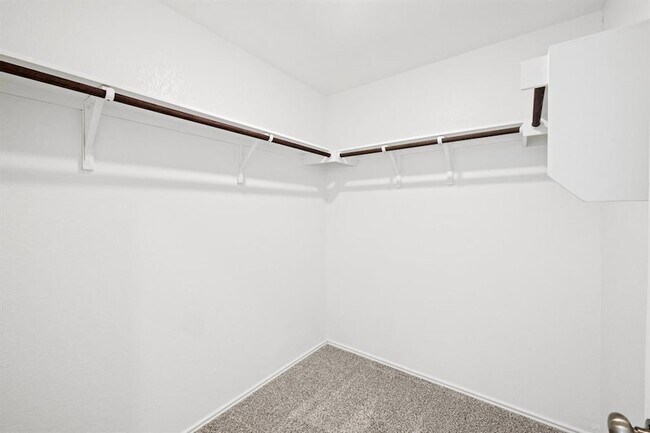 Building Photo - 215 Silver Springs Bend