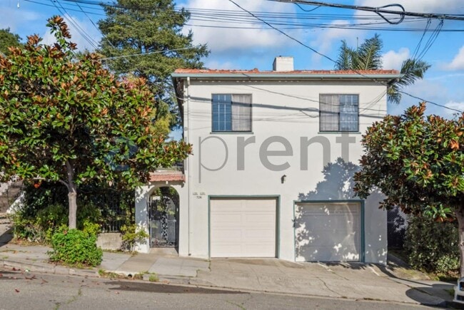 Building Photo - 728 E 24th St