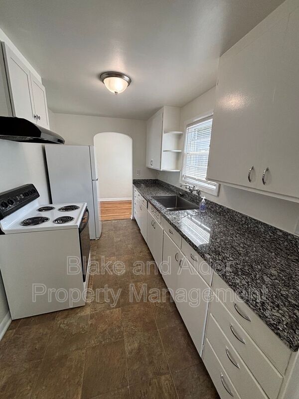 Building Photo - 656 Breys Ave NE