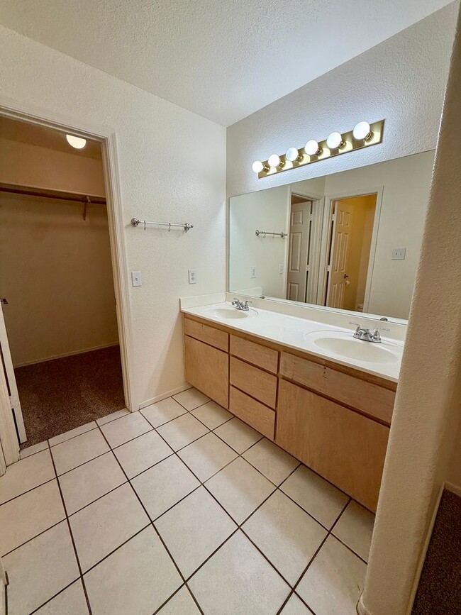 Building Photo - 2 Story Townhouse - Rancho Del Oro