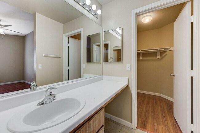 Building Photo - Rare Single Story Home with hard flooring!