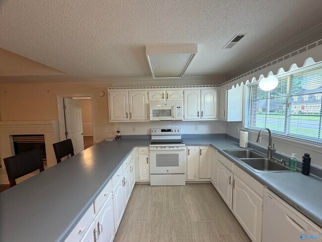 Building Photo - 701 Rigel Dr SW