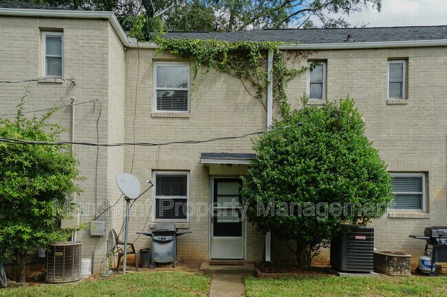 Building Photo - 605 University Ridge