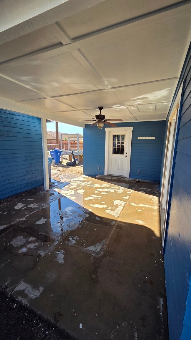 Building Photo - 310 W 10th St