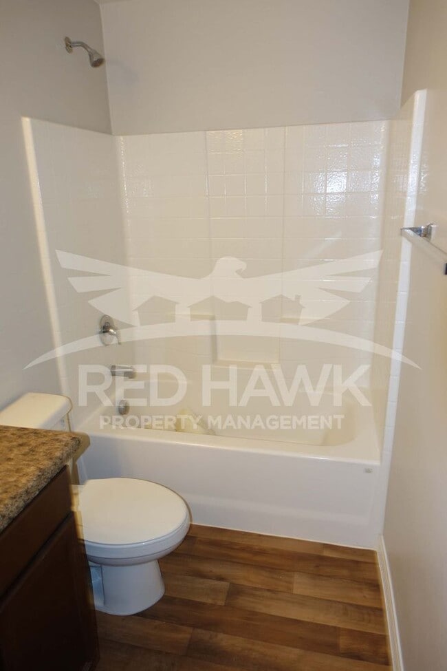 Building Photo - Charming Three Bedroom, Two Bathroom Cooli...