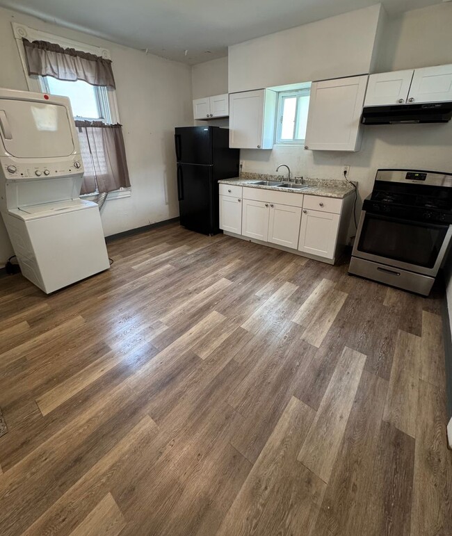 Building Photo - 3 Bedroom 1 Bath Minutes Away from the City!