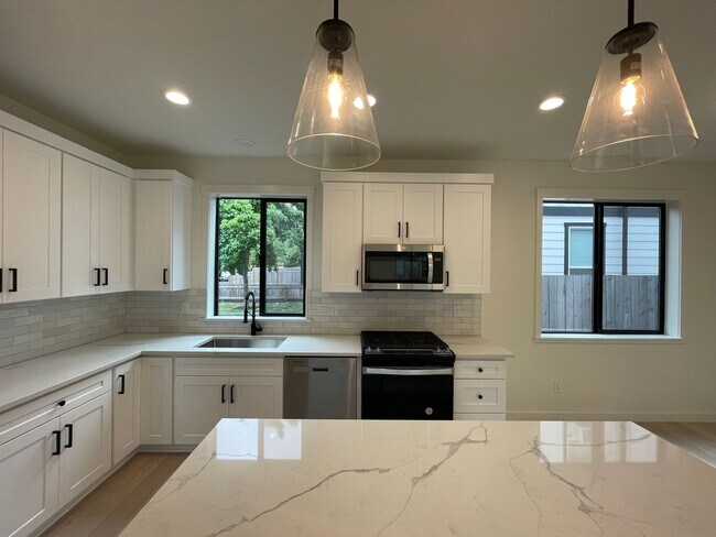 Building Photo - 4Bd/2.5Ba Corner Home in Desireable Portsmouth Neighborhood ~ Newly Built, Quartz Countertops, Si...